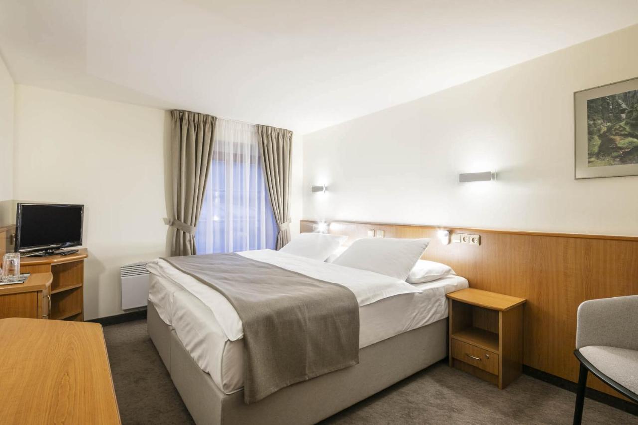 Hotel Ostrov Tisá Extérieur photo